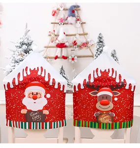 Detail van kerststoelhoezen met kerstman- en rendierontwerpen en Warm Wishes bordje
