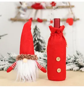 Detailansicht der Weihnachtswichtel-Weinflaschenhülle mit rotem Hut und Holzknöpfen