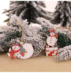 Detail van houten kersthanger met sneeuwpopmotief en natuurlijk jute touw voor decoratie