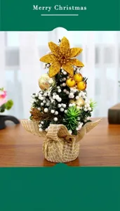 Dettaglio macro del mini albero di Natale 20cm con fiori d'oro e bacche bianche decorative