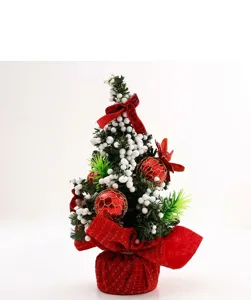 Vista dettagliata di un mini albero di Natale da 20 cm con fiocchi rossi e decori bianchi