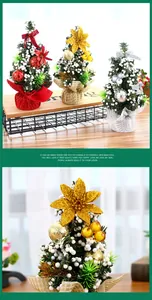 Detalle de mini árbol de Navidad dorado con toques de nieve y adornos brillantes