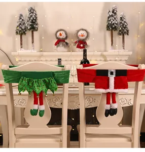 Dettaglio di coprisedia Babbo Natale ed elfo con gambe appese per decorazioni natalizie
