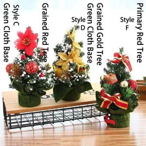 Dettaglio di mini alberi di Natale da 20cm con base in tessuto e decorazioni floreali