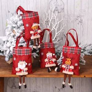 Set van vier kerstcadeauzakjes van linnen met pluche figuren zoals de Kerstman en beer