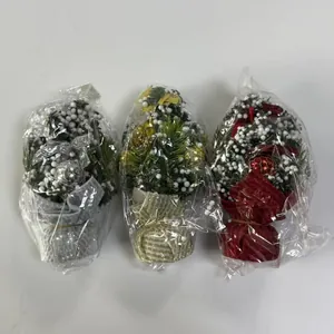Tres mini árboles de Navidad en dorado, plateado y rojo con bases de lazos festivos
