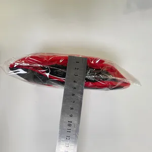 Dettaglio della fodera per sedia natalizia misurata con righello, spessore di 6 cm