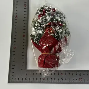 Detalle de mini árbol de Navidad de 20 cm con efecto nieve y regla de medición