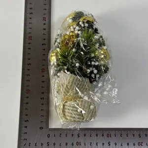 Detalle de mini árbol de Navidad de 20 cm con esferas doradas y regla de medida