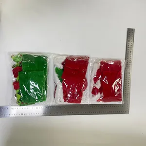 Vista piatta delle coperture per sedie natalizie in rosso e verde con campanelli e righello