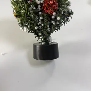 Detalle de mini árbol de Navidad de 20 cm con bolas rojas de rejilla y nieve