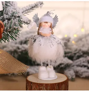Detailansicht eines weißen Weihnachtsengels aus Plüsch mit Silberglitzer auf Holzsockel