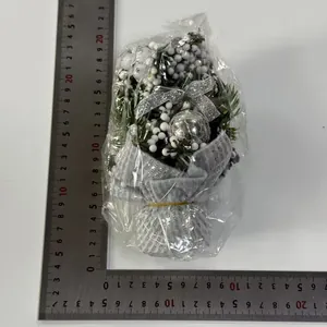 Medición detallada del mini árbol de Navidad de 18cm con bola de discoteca y bayas