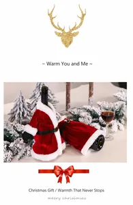 Detalle de fundas navideñas para botellas de vino en terciopelo rojo con piel sintética