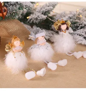 Nahaufnahme weißer Plüsch-Weihnachtsengel mit goldenen Kronen und Glitzerflügeln