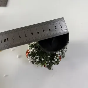 Vista superior de mini árbol de Navidad de 20cm con medida de diámetro de base de 7,5cm