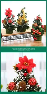 Detalle de mini árboles de Navidad de 20cm con flores de pascua y adornos de cajas de regalo