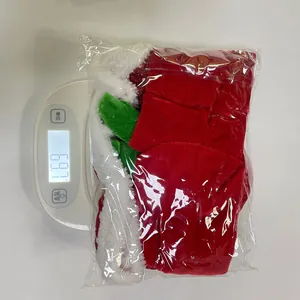 Dettaglio coprisedia Babbo Natale che mostra il peso sulla bilancia e morbido peluche rosso