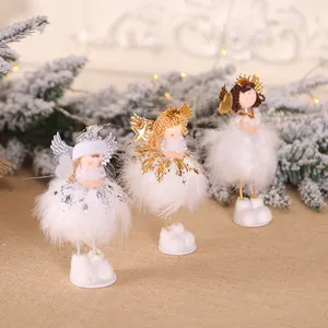 Drei weiße Weihnachtsengel mit Federrock und Glitzerflügeln für die Tischdekoration