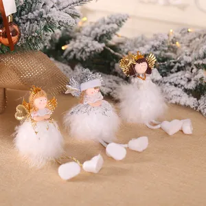 Drei süße weiße Plüsch-Weihnachtsengel mit Flügeln auf festlichem Baumhintergrund