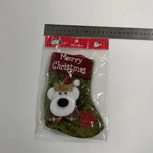 Dettaglio di una calza di Natale vintage con orsetto e scala dimensionale