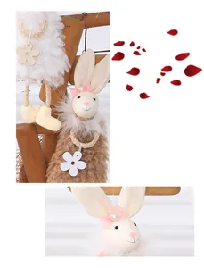 Dettagli di ciondoli a forma di coniglietto pasquale in peluche con fiocchi e decori