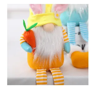 Dettaglio di gnomo di Pasqua in peluche con orecchie di coniglio e carota decorativa