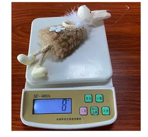 Dettaglio di un ciondolo a forma di coniglietto pasquale in peluche del peso di 8g