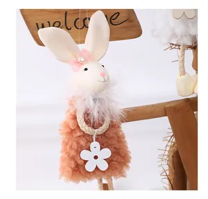 Dettaglio del pendente coniglietto di Pasqua in peluche con fiocco e ciondolo in legno