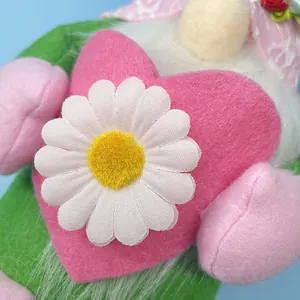 Pluche Moederdag kabouter met roze hart en witte madeliefje decoratie als ornament