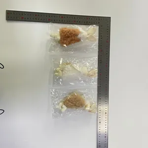 Dettaglio di ciondoli agnello di peluche con consistenza riccia e righello