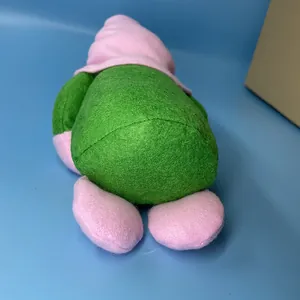 Groene Moederdag kabouter met hart, zachte pluche decoratie van bovenaf gefotografeerd