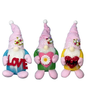 Drie Moederdag kabouters met roze bloemen hoeden en Love en Mum hartjes