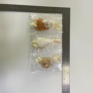 Tre ciondoli di coniglietto pasquale in peluche con righello per misurare le dimensioni