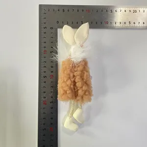 Dettaglio dell'ornamento di peluche del coniglio di Pasqua con scala di misurazione