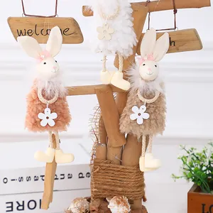 Tre ciondoli pasquali in peluche rosa, beige e bianco con fiocchi in pizzo e fiori pendenti
