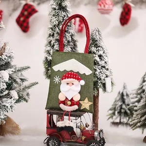 Sacchetto regalo di Natale con Babbo Natale e manico a quadri su sfondo festivo