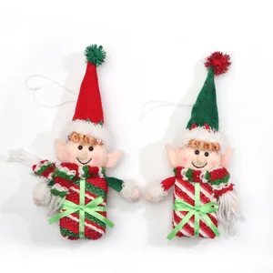 Zwei hängende Weihnachts-Elf Plüschpuppen mit gestreiften Pullovern und bunten Schals