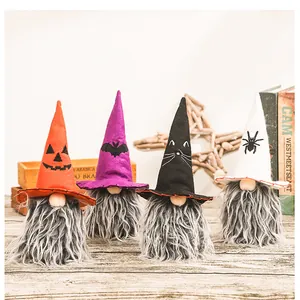 Dettaglio di quattro gnomi di Halloween con cappelli a punta colorati e barbe grigie