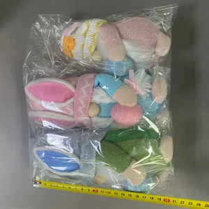 Tres gnomos de Pascua con orejas de conejo y huevos a rayas, ancho de unos 25 cm