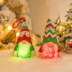 Gnomi di Natale luminosi con corna di renna e cappelli a maglia per decoro natalizio
