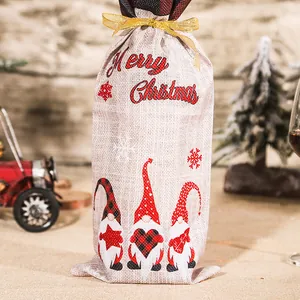 Sacs à vin de Noël festifs en toile de jute avec gnomes et lettrage Merry Christmas