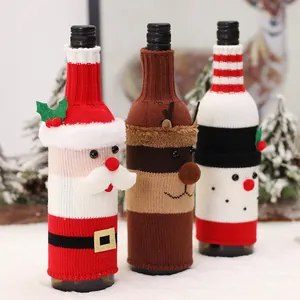 Drei festliche Weinflaschenhüllen mit Weihnachtsmann-, Rentier- und Schneemann-Motiven