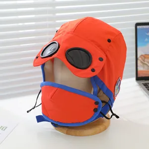 Detailansicht der roten Wintermütze mit integrierter Brille und abnehmbarer Maske