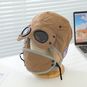 Detailansicht der Khaki Fliegermütze mit Brille und Maske für den Wintersport