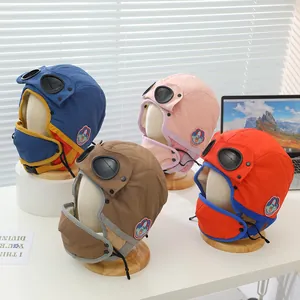 Winter-Kindermütze mit Brille und Maske in den Farben Blau, Rosa, Khaki und Rot