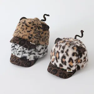 Plüschige Baby-Baseballkappe mit Leopardenmuster, süßen 3D-Ohren und Schwanz für den Winter