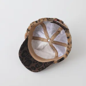 Detailansicht der Plüsch-Babykappe mit Leopardenmuster, Innenfutter und verstellbarem Riemen