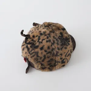 Detail der Plüsch-Baby-Baseballkappe mit Leopardenmuster, weichem Fell und süßen Tierohren