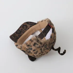 Detail der Baby-Wintermütze mit Leopardenmuster, Plüschohren und verstellbarem Riemen